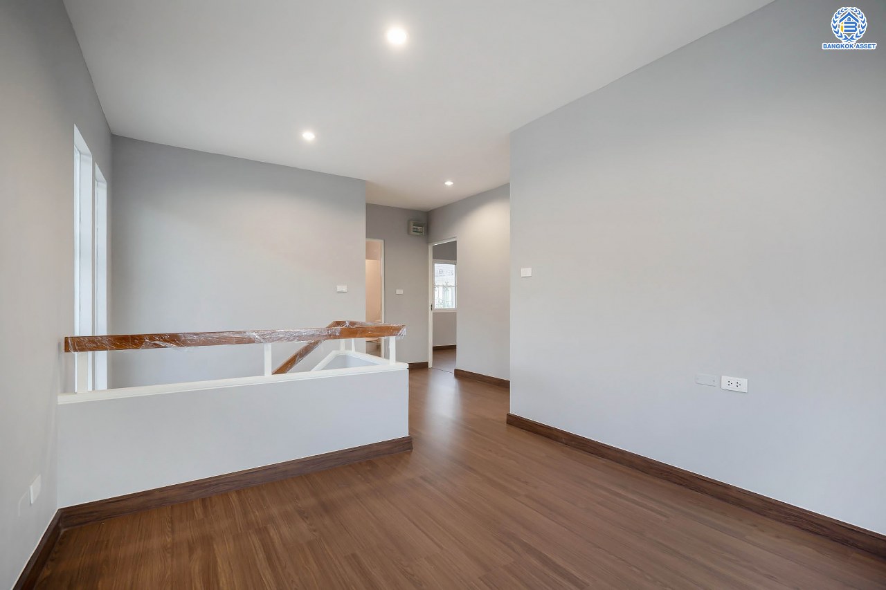 บ้านเดี่ยวมือสอง จากแบรนด์ LH โครงการ ชัยพฤกษ์ วัชรพล หลังใหญ่ เนื้อที่ 55.4 ตร.ว. ฟังก์ชัน 3 ห้องนอน 3 ห้องน้ำ จอดรถได้ 2 คัน พร้อม Facilities ครบครัน บนทำเลเดินทางสะดวก ติดถนนสุขาภิบาล5 เชื่อมต่อหลายเส้นทาง ใกล้ทางด่วน "ฉลองรัช" และรถไฟฟ้าสายสีเขียว "สถานีสายหยุด"